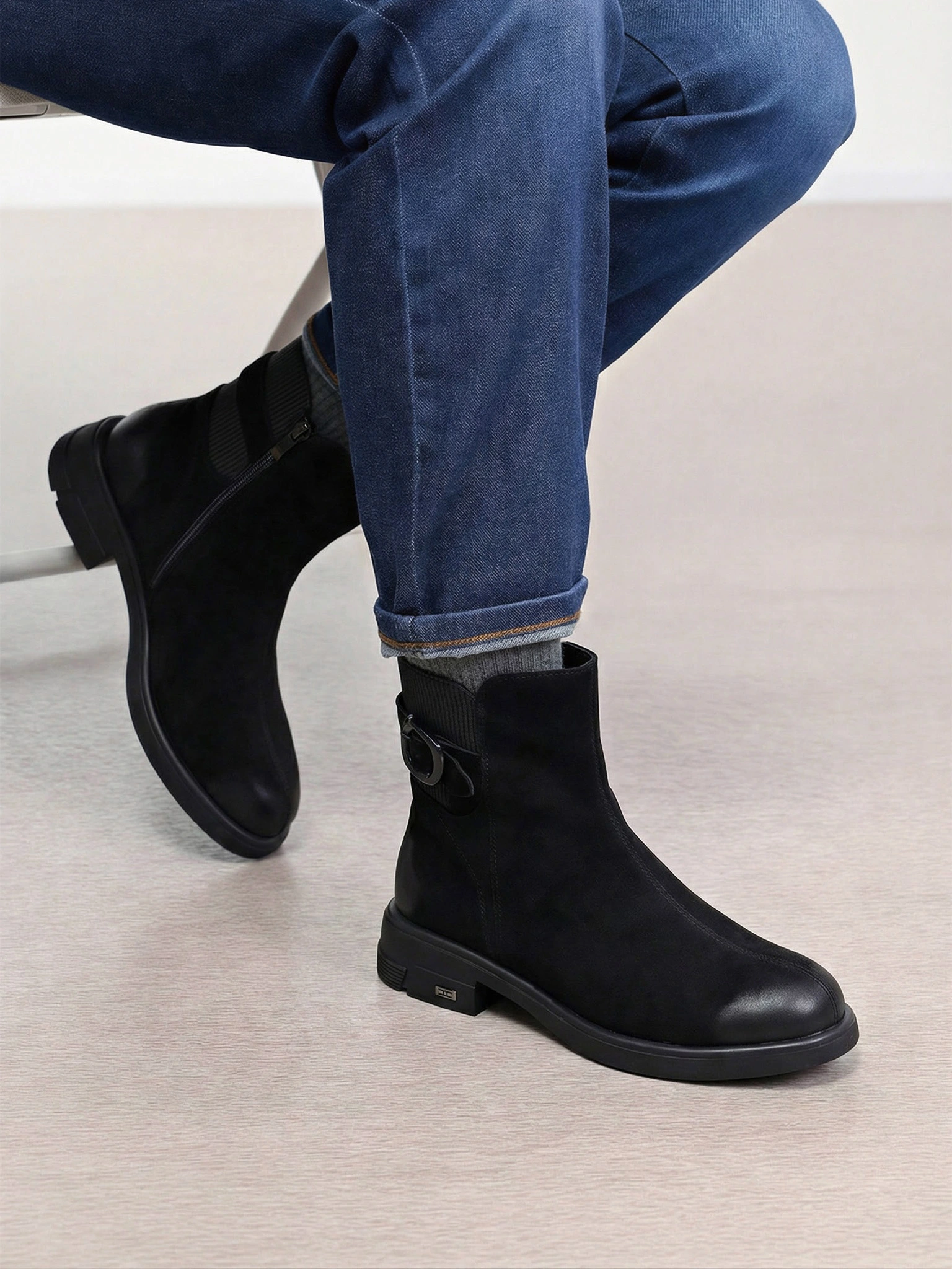 Ботинки черного цвета на широком среднем каблуке